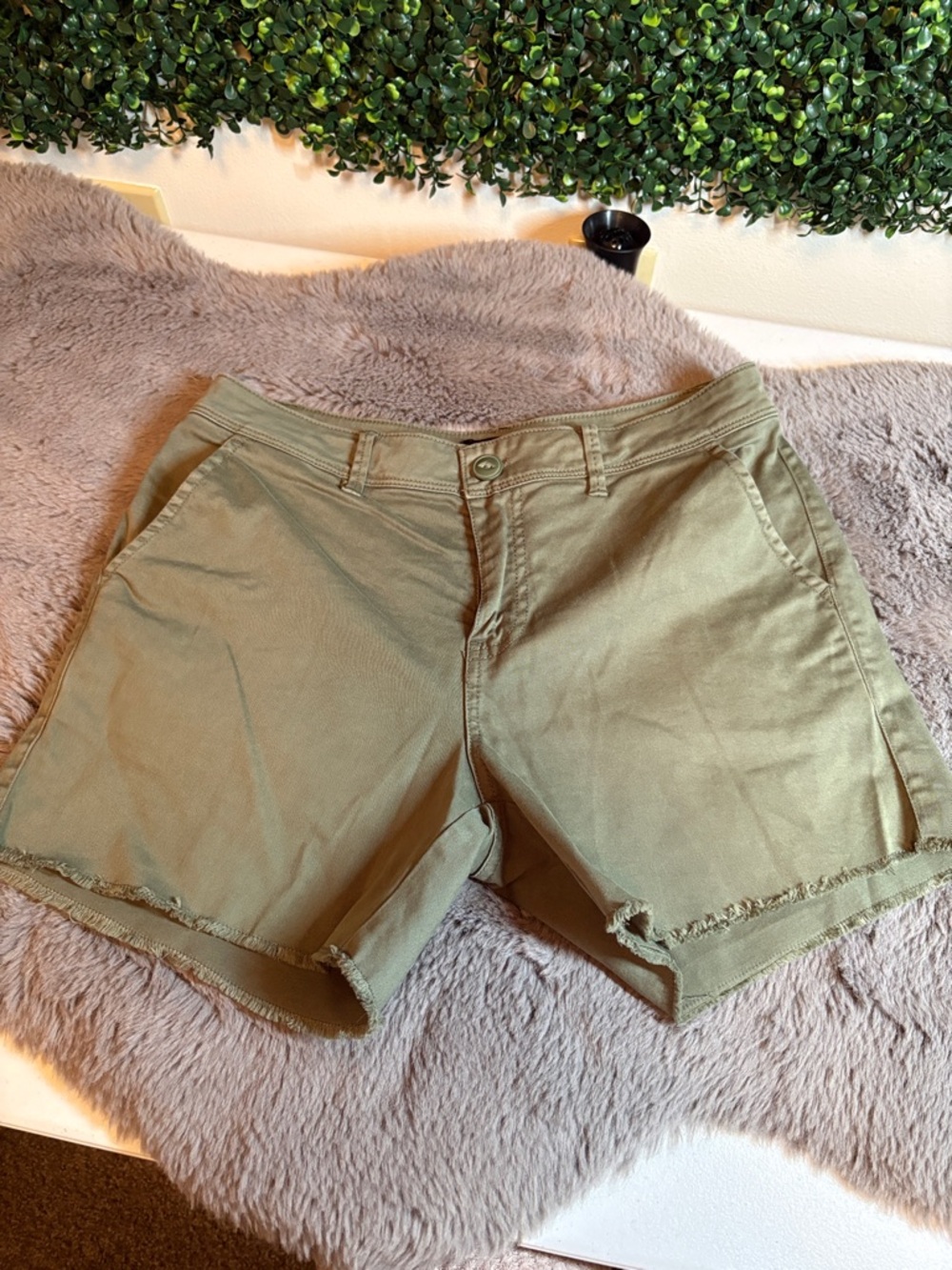 Sanctuary Olive Green Frayed Hem Bermuda Shorts Size 25